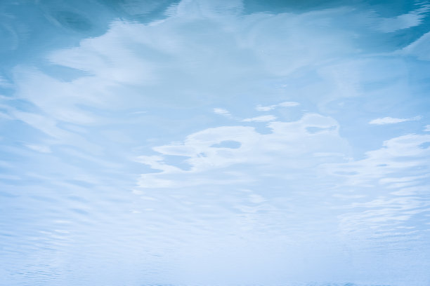 湖中有云倒映图片下载