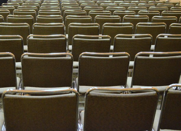 椅子排成一排图片下载