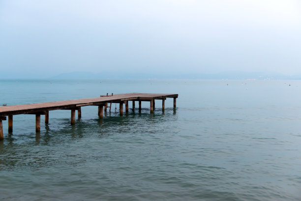 清晨在加尔达湖图片下载