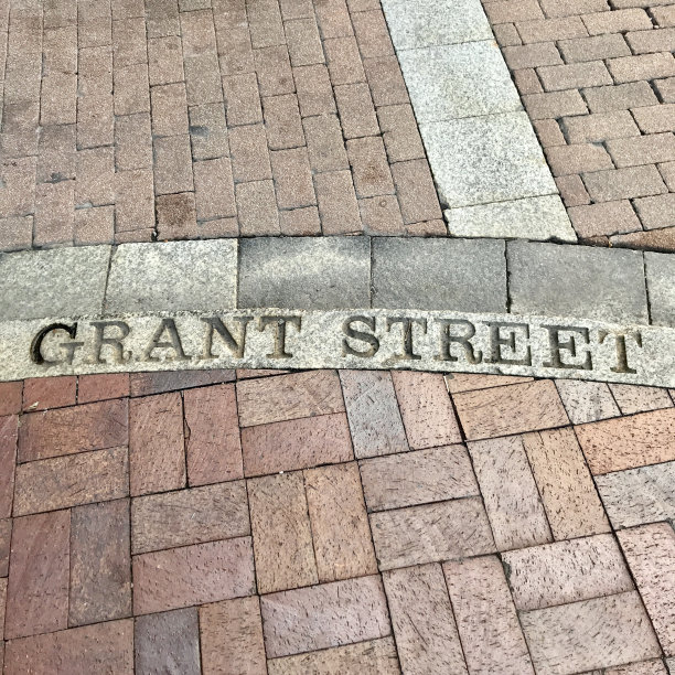 格兰特街和第七街交界处的路边图片下载
