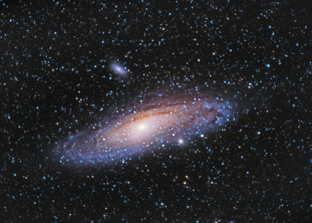 M31，仙女座星系在西班牙恩兹亚山脉上空图片下载