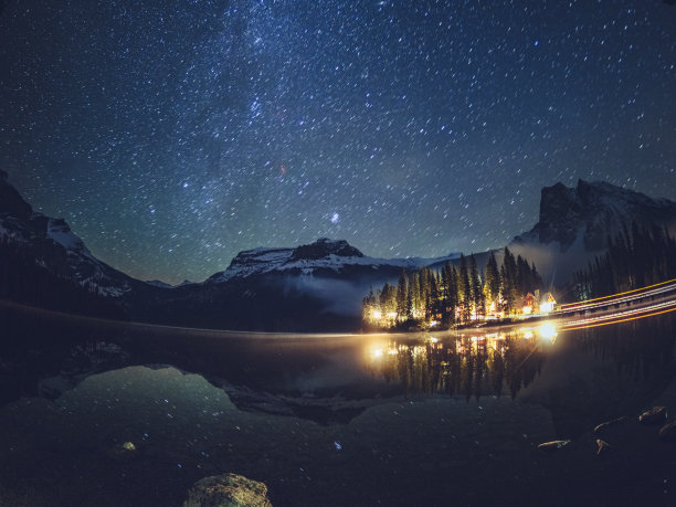 翡翠湖和照亮了银河下的小屋图片下载