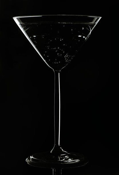 黑色背景上的马提尼酒杯。图片下载