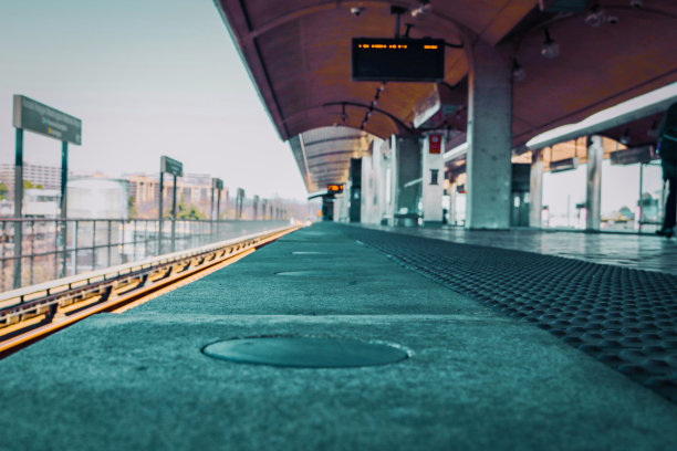 等火车。图片下载