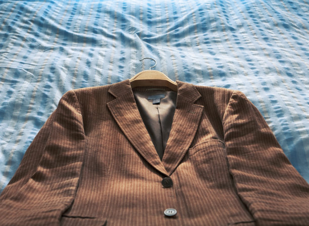 皱巴巴的夹克放在皱巴巴的床上图片下载