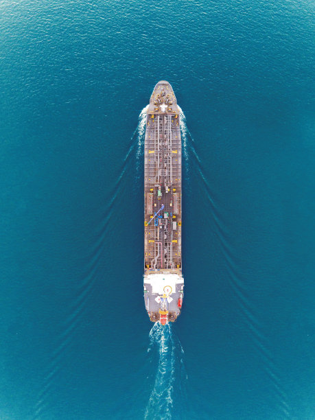 油轮在海上运输原油图片下载