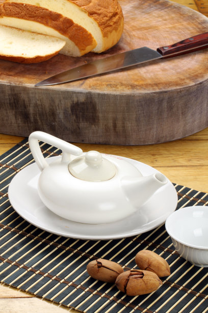 美味的面包和茶壶孤立的木材背景图片下载