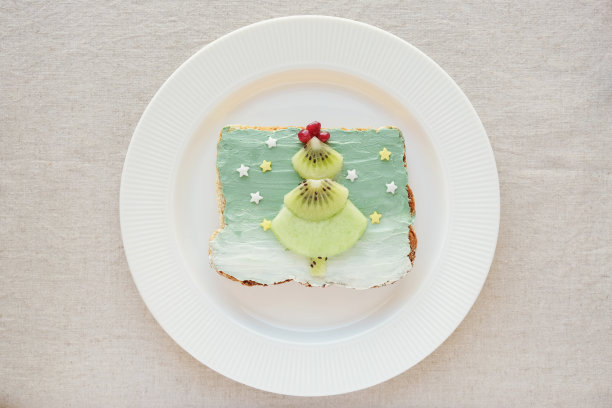 水果圣诞树上的美人鱼螺旋藻蓝色奶油芝士吐司早餐，有趣的食物艺术的孩子图片下载