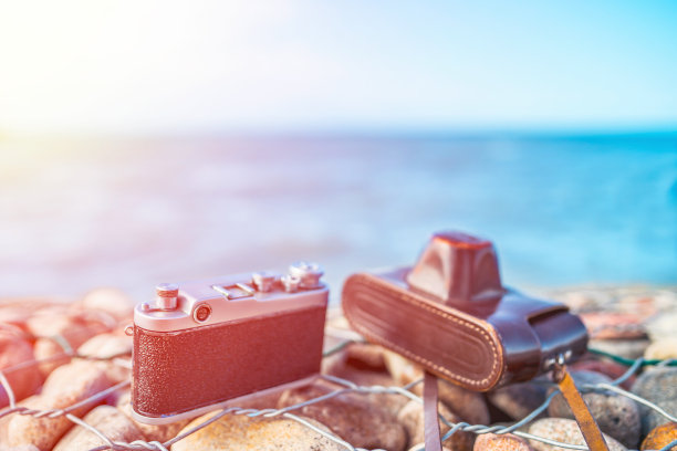 石头围栏上的摄像头图片下载