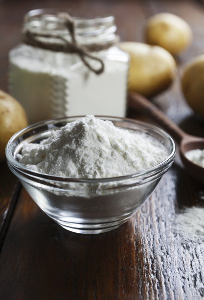 土豆淀粉在一个玻璃碗图片下载