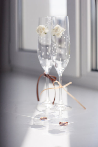 金色的结婚戒指在一个明亮的背景。图片下载