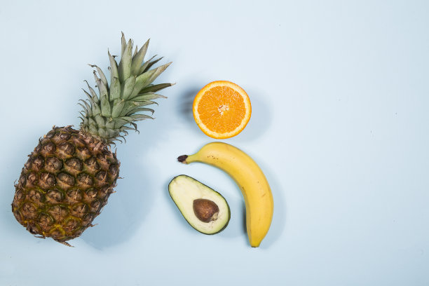 蓝色背景下的新鲜水果组图片下载