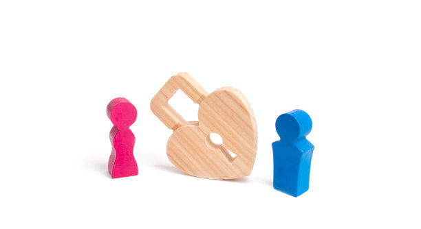 一个男人和一个女人站在一个心形的锁附近。爱的概念，禁忌之爱。秘密的欲望和感情。情人节场景。为爱人选择礼物图片下载