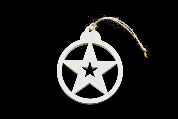 对象为圣诞节星星白色装饰和背景黑色图片下载