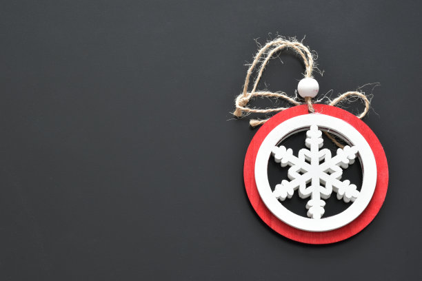 物件为圣诞装饰，颜色为雪红色，底色为白黑色图片下载