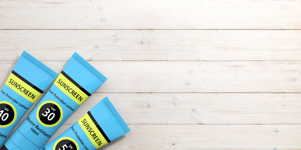 防晒霜，防晒乳液，白色木质背景，拷贝空间。三维演示图片下载