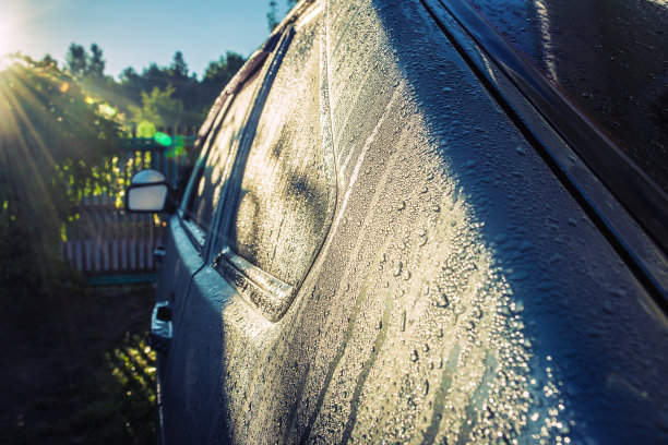 露水滴在灰色的汽车上图片下载