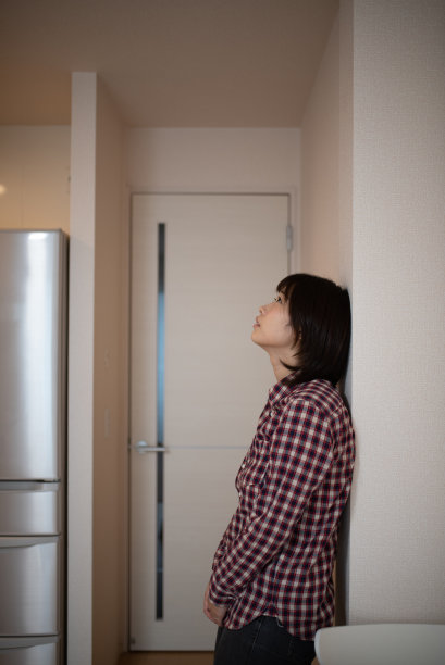 疲惫的女人靠在墙上图片下载