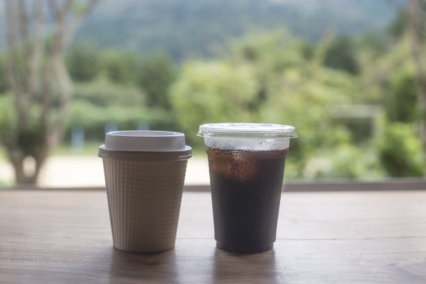 木桌上一杯咖啡，侧视图，美式咖啡图片下载