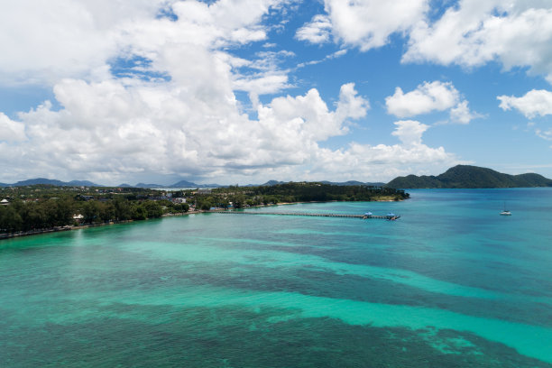 无人机拍摄的热带海洋和拉威海滩，普吉岛，泰国图片下载
