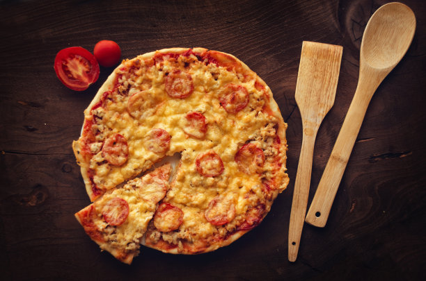 自制的辛辣的披萨。披萨切片。图片下载
