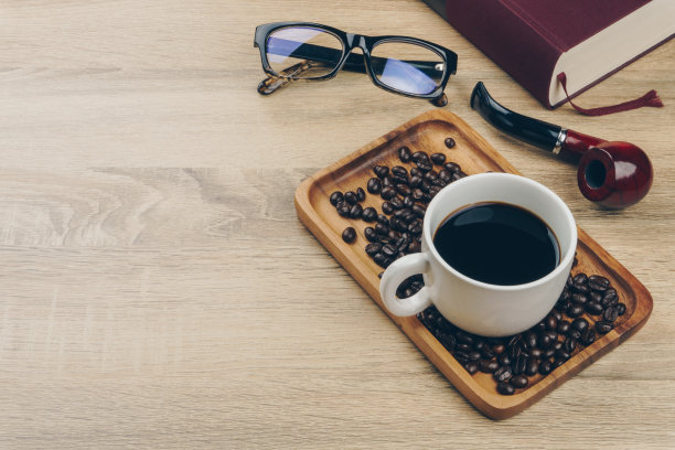 一杯咖啡和一堆咖啡豆图片下载