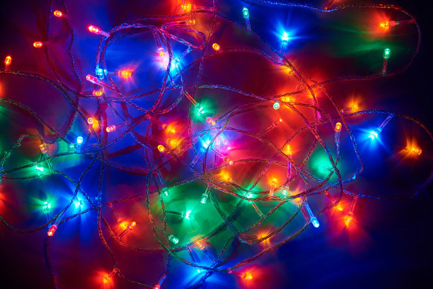 灯光的花环在黑暗的背景图片下载