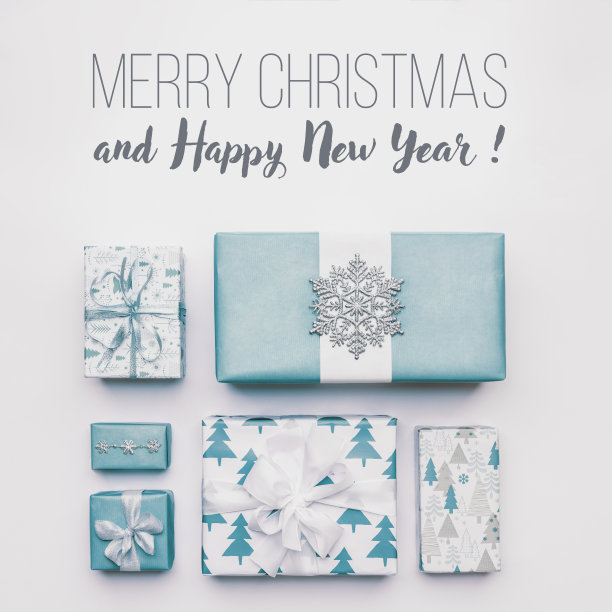 美丽的北欧圣诞礼物孤立在白色的背景。粉蓝色包装的圣诞盒子。礼物包装的概念。图片下载