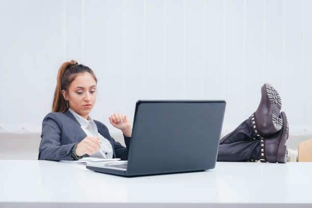 年轻的商业女性坐在会议室的办公室里为项目工作并取得成功。图片下载