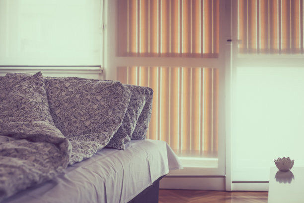 舒适的卧室室内细节与床单图片下载