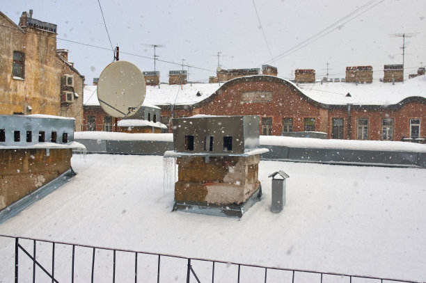 屋顶上的雪，管道上的冰柱，城市景观图片下载