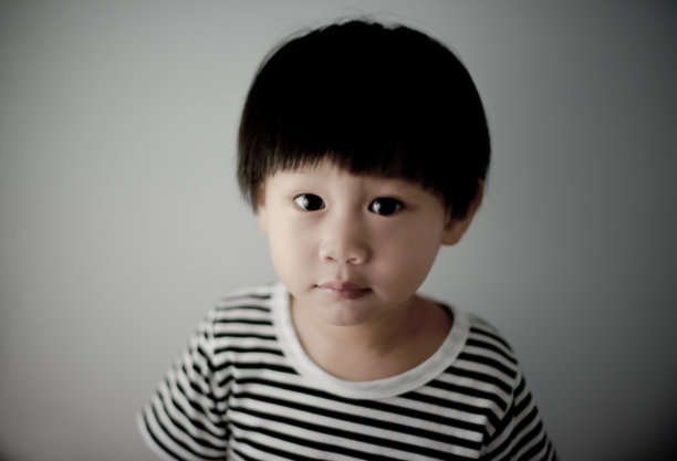 年轻的亚洲男孩肖像:特写图片下载