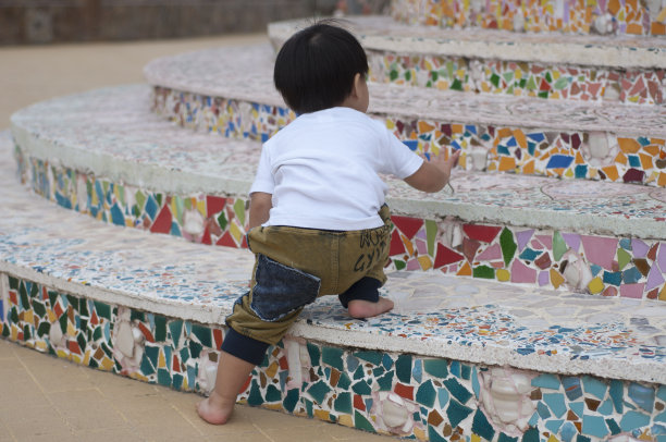 亚洲小男孩爬楼梯图片下载