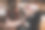 在电脑上看电影和吃汉堡的男人。图片下载