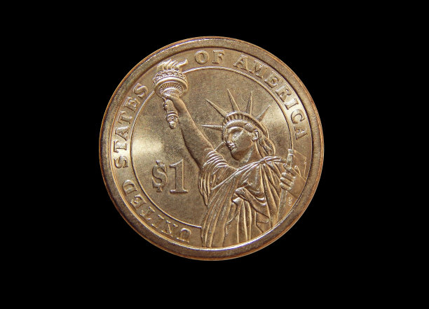 在黑色背景上投币一美元(自由女神像)图片下载
