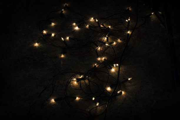 圣诞灯在黑暗的石头黑色背景图片下载