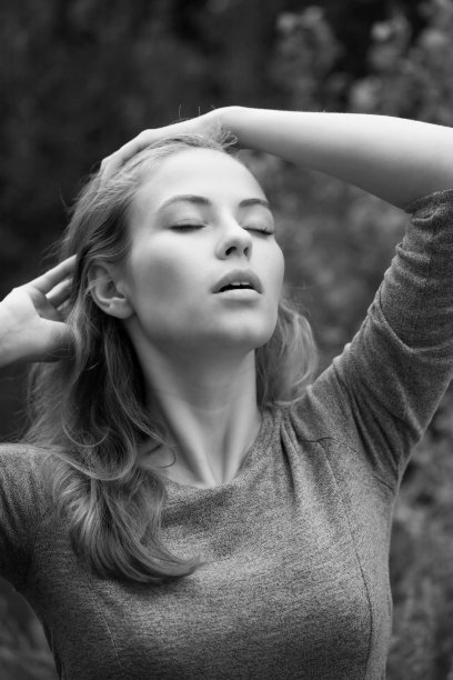 漂亮的年轻女人户外肖像图片下载