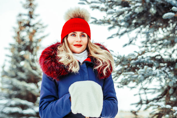 穿着冬季夹克的女孩图片下载