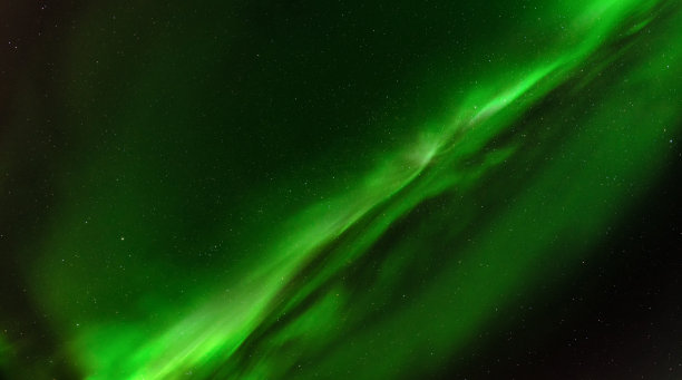 近距离的高清晰度照片非常明亮的绿色极光背后闪烁的星星，拍摄于瑞典北部，没有云，非常好的背景图片下载