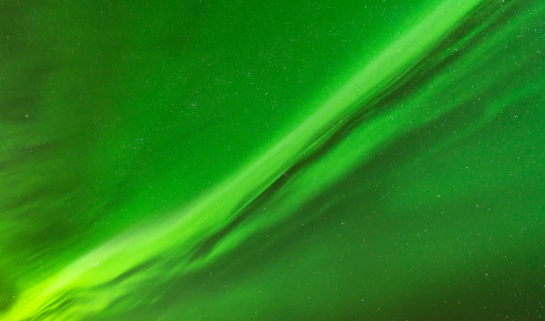 近距离的高清晰度照片非常明亮的绿色极光背后闪烁的星星，拍摄于瑞典北部，没有云，非常好的背景图片下载
