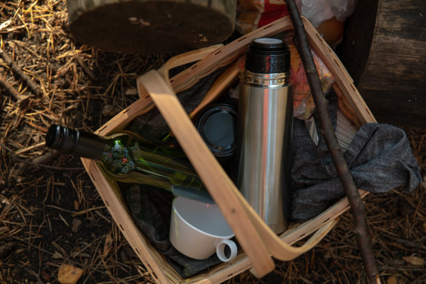 在户外野餐篮图片下载