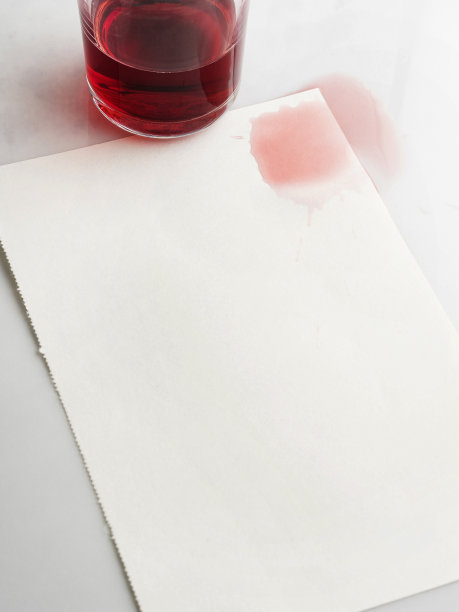 血迹斑斑，红酒从杯子里洒出来图片下载