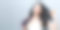 漂亮的年轻女人拿着吹风机图片下载