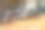 秋天，长凳被落叶和花篮环绕。图片下载