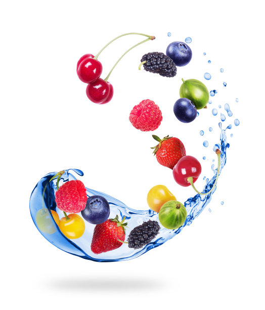 不同的浆果与水的飞溅隔离在白色背景图片下载
