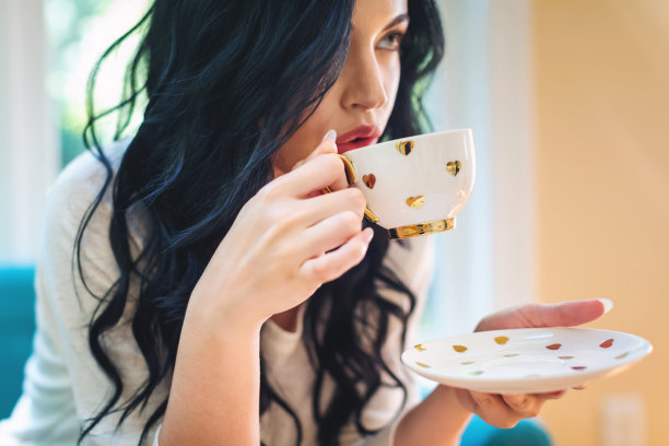 年轻女子喝咖啡图片下载