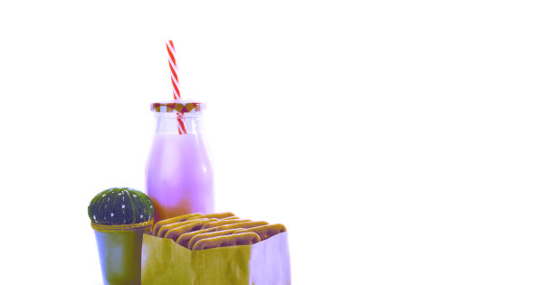 横幅装饰组成节日异国情调的鸡尾酒在白色背景盒与彩纸礼品缎带。图片下载