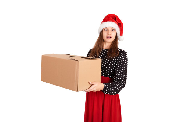 震惊兴奋的女孩站着，拿着一个大礼盒。孤立在白色背景上。假期的概念图片下载