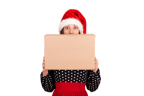 震惊兴奋的女孩站着，拿着一个大礼盒。副本的空间。孤立在白色背景上。假期的概念图片下载