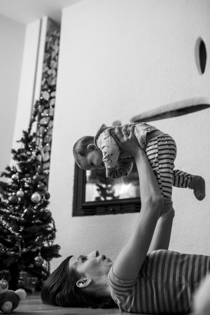 快乐的年轻妈妈和宝宝玩图片下载